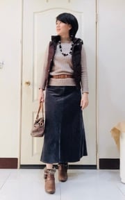 灰藍長裙+卡其針織+咖啡羽絨背心+毛毛短靴