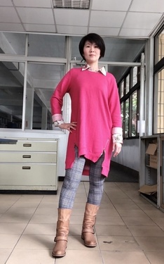 時尚穿搭：粉紅長袖T+花襯衫+黑白格合身褲+中靴