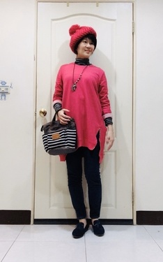 時尚穿搭：粉紅長版棉T+黑白橫條紋+條紋手提包+粉紅毛球毛線帽