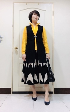 時尚穿搭：亮黃+黑長版絲質背心+黑白8片針織裙
