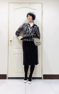時尚穿搭：黑白配+黑白幾何圖案西裝外套+灰藍及膝絨裙+白跟鞋+灰鍊帶包