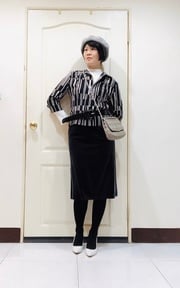黑白配+黑白幾何圖案西裝外套+灰藍及膝絨裙+白跟鞋+灰鍊帶包