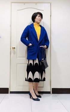 時尚穿搭：亮藍外套+亮黃長袖+黑白8片長裙