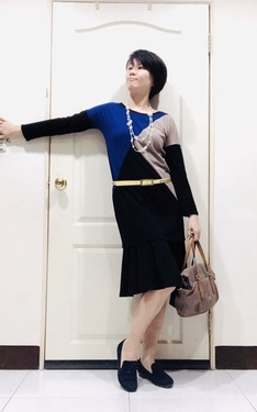 時尚穿搭：色塊拼接長上衣+黑色斜裙+深藍樂福鞋+亮黃腰帶