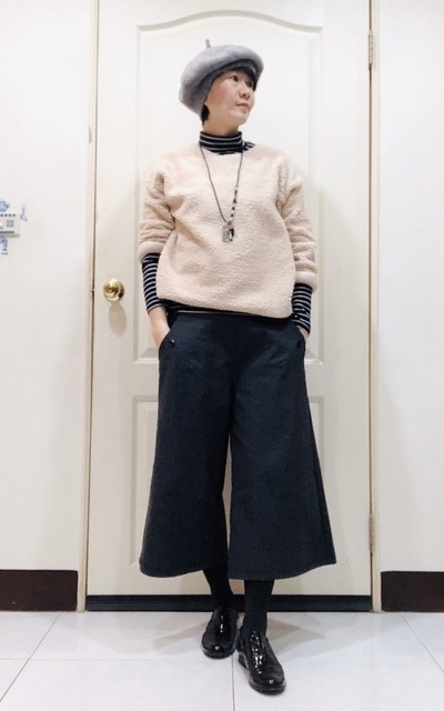 假畫家風=灰寬褲+黑底白橫紋長袖+卡其熊寶寶上衣+牛津鞋
