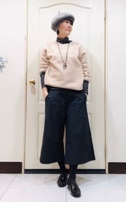 假畫家風=灰寬褲+黑底白橫紋長袖+卡其熊寶寶上衣+牛津鞋