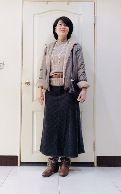 卡其針織+灰藍長裙+短靴+灰卡其短外套