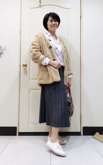 卡其v領外套+白襯衫+灰白褶裙+小白鞋