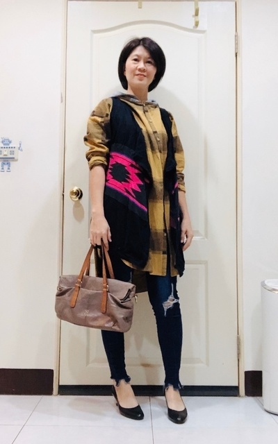 寬鬆格紋襯衫+黑桃紅長背心