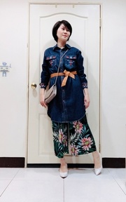 長版年牛仔襯衫+花褲