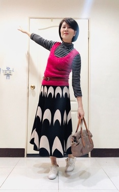時尚穿搭：橫紋+桃背心+黑白8片裙