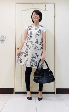白花洋裝+合身牛仔+黑包包