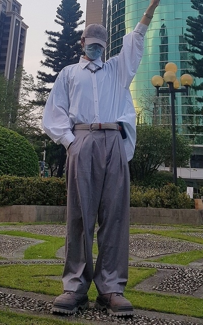 白襯+灰褲