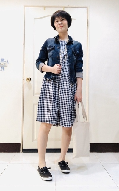 格子短袖洋裝+牛仔外套+黑休閒鞋