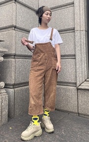 隨興的吊帶穿搭