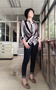 直條紋襯衫+黑褲