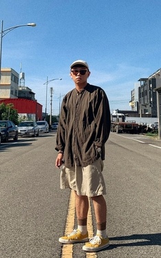 太陽大到不戴墨鏡看不到前面