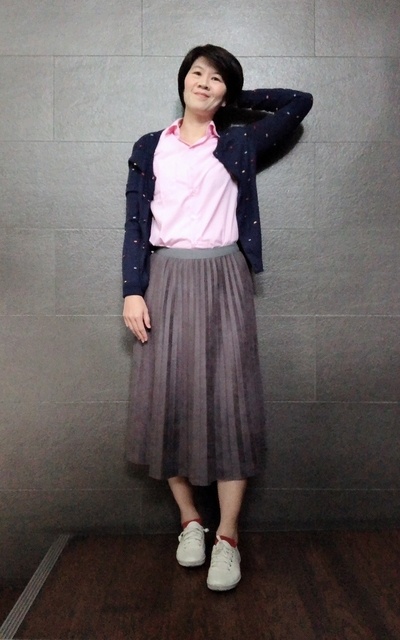藍+粉紅襯衫+灰百褶裙