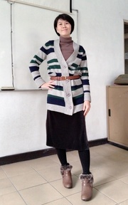 橫條紋長開襟+黑裙+毛毛短靴