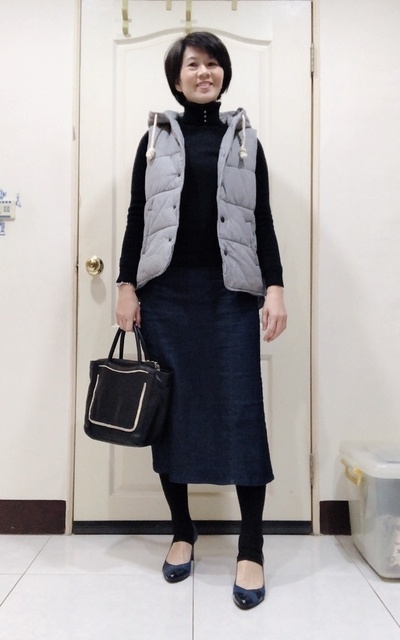 細格紋背心+黑高領針織+深藍長牛仔褲