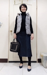 細格紋背心+黑高領針織+深藍長牛仔褲
