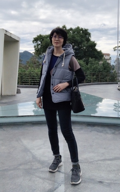 細格子背心+黑拚接長T+黑合身牛仔褲