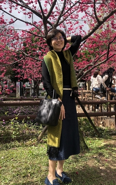 黑上衣+綠圍巾+藍裙子