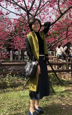 黑上衣+綠圍巾+藍裙子