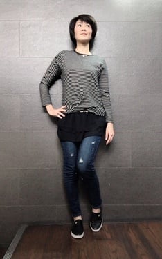 黑白橫紋+下擺絲質背心+牛仔褲+黑休閒鞋