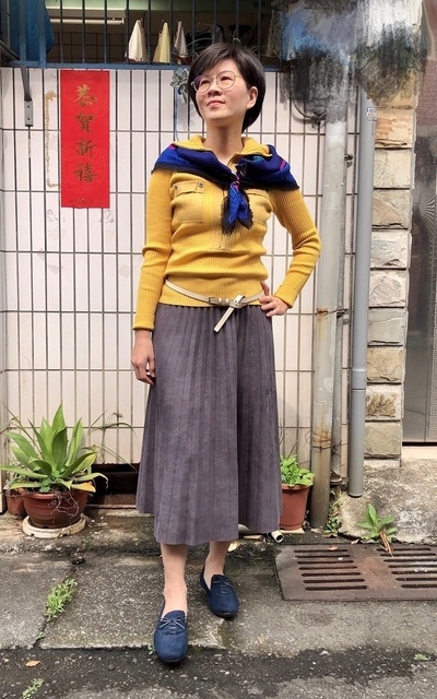 芥黃+灰,配藍絲巾