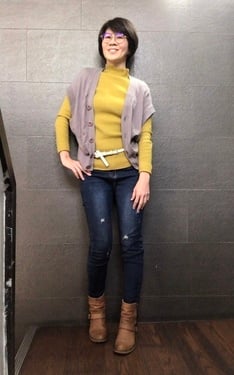 芥黃針織+灰開襟+深藍牛仔褲+短靴