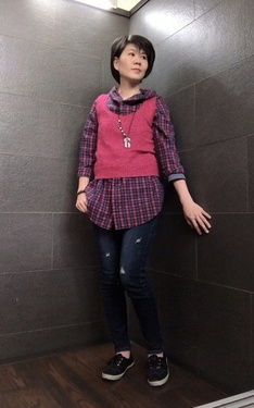 紅格子長襯衫+深藍牛仔褲+桃紅針織背心