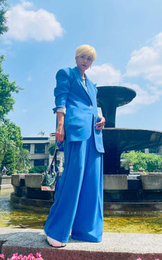 時尚穿搭：藍色西裝的一日