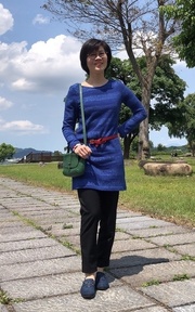 亮藍長上衣+黑西裝褲+綠包包