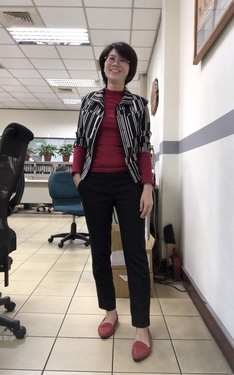 紅內搭+直條西裝外套+黑長褲+紅包鞋