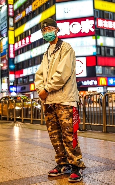 簡單的白素t也乾淨俐落，用褲子跟方巾去襯托身上的顏色感，鞋子是小心機，鞋子的配色除了褲子沒有，褲子顏色讓身上的顏色更明顯，讓第一眼風格強度更強