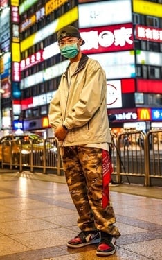簡單的白素t也乾淨俐落，用褲子跟方巾去襯托身上的顏色感，鞋子是小心機，鞋子的配色除了褲子沒有，褲子顏色讓身上的顏色更明顯，讓第一眼風格強度更強