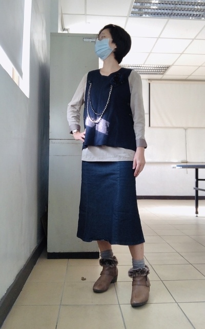 水泥色上衣+牛仔裙+藍毛呢背心+毛毛靴