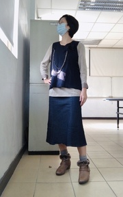 水泥色上衣+牛仔裙+藍毛呢背心+毛毛靴