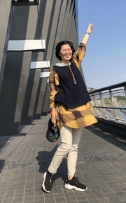 芥黃大格子長襯衫+藍毛呢背心+米色合身褲+黑球鞋