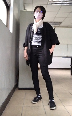 時尚穿搭：黑長版針織外套+藍白橫+黑合身褲