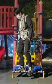 用黑白色結束2021年