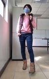 時尚穿搭：粉紅針織+灰內搭+藍刷毛牛仔褲+駝色中靴+咖啡背心