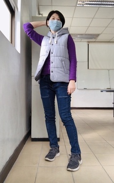 時尚穿搭：黑白細格背心+紫色羊毛開襟+刷毛深藍牛仔褲+球鞋