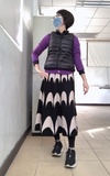時尚穿搭：紫針織開襟+黑白針織裙+黑球鞋,