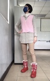 時尚穿搭：灰針織+粉紅背心+駝色合身褲+毛毛紅靴