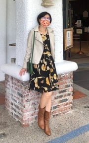 米白皮衣外套+黑底花洋裝+咖啡靴子+綠側背皮包