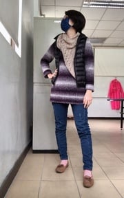 紫漸層毛衣+米色脖圍+刷毛牛仔褲+駝鞋