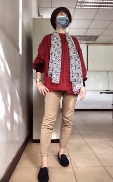 暗紅麻上衣+碎花絲巾+駝色牛仔褲