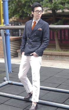 時尚穿搭：藍色雙排扣X白褲X橘針織領帶(春夏紳士)